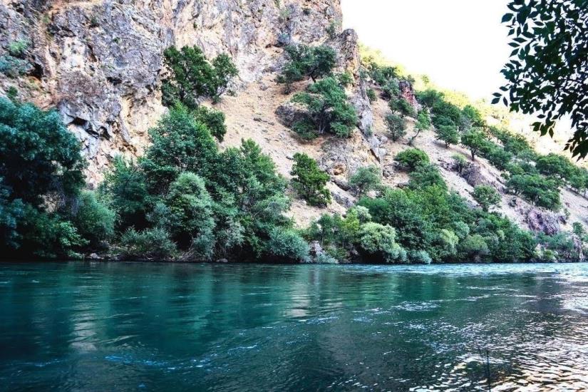 Tunceli Ovacık karayolu üzerinde, kent merkezinden yaklaşık 20 km uzaklıkta, Munzur Vadisi tabanında yer alan gözeler, hem yüzme hem de piknik için en çok tercih edilen yerlerden biridir.